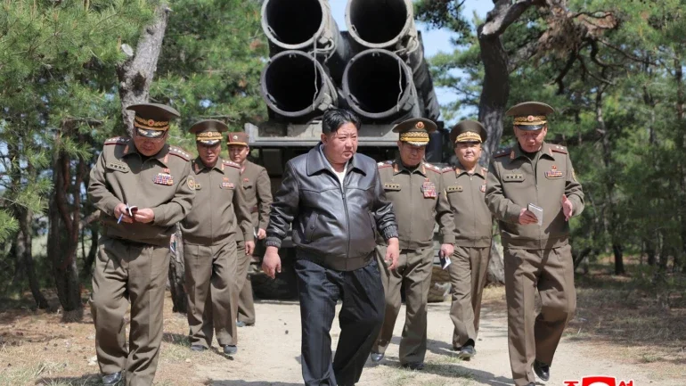Kim Jong Un comanda teste de mísseis na Coreia do Norte