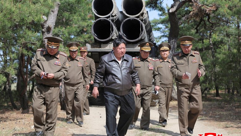 Kim Jong Un comanda teste de mísseis na Coreia do Norte