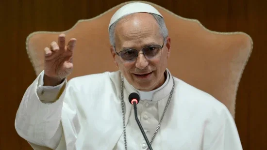 Papa faz 1ª reunião com cardeais e explica escolha de nome Leão XIV