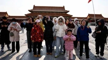 Turistas tiram fotos em Pequim
