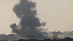 A fumaça sobe de Gaza após uma explosão, perto da fronteira entre Israel e Gaza, vista de Israel. A Palestina é bombardeada e já contabiliza mais de 54 mil mortos desde que um ataque realizado pelo Hamas matou 1.218 pessoas do lado israelense em outubro de 2023 31/05/2025