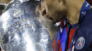 Jogador do PSG beija a taça durante a Final da Champions League 2025