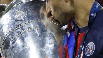 Jogador do PSG beija a taça durante a Final da Champions League 2025
