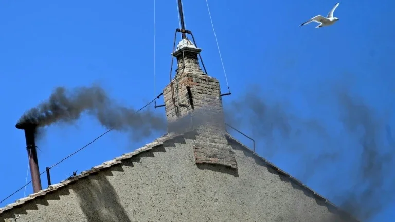 Expectativa aumenta no Vaticano antes de nova fumaça; haverá um papa?