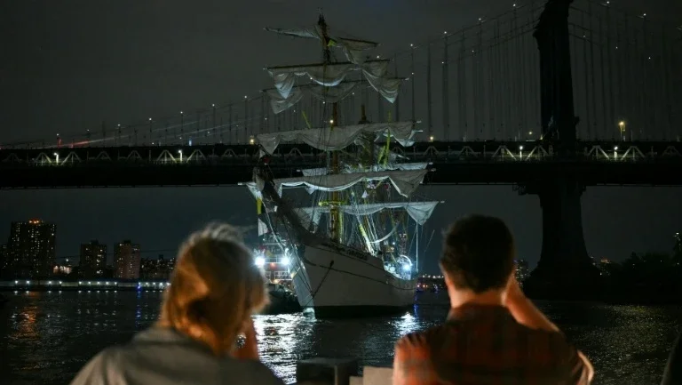 Colisão de navio mexicano contra ponte do Brooklyn deixa dois mortos em Nova York