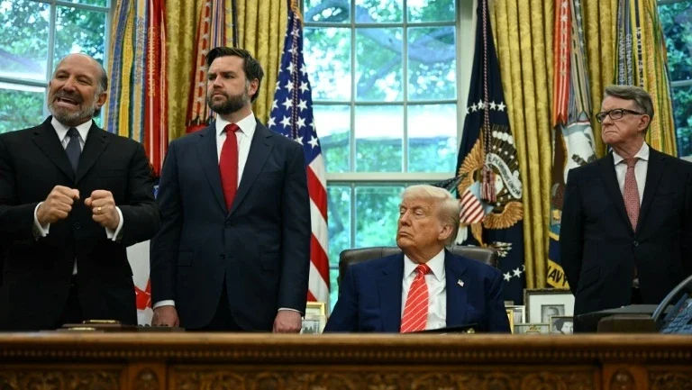 Trump revela acordo comercial com Reino Unido, o primeiro desde 