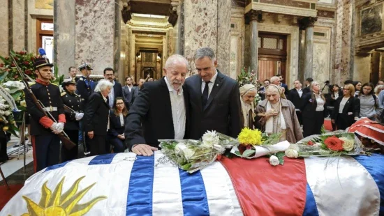 Em funeral, Lula se despede de Mujica: 