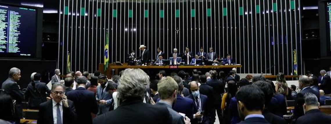 Câmara tira R$ 30 bilhões de fundo social do governo em reação a Lula e STF