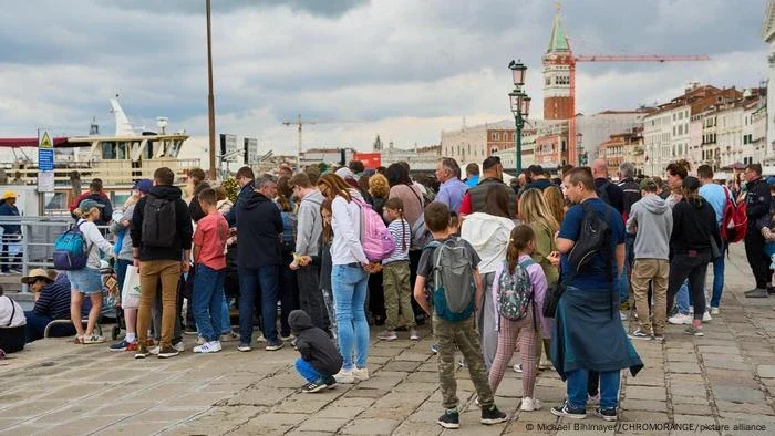 O que fazer quando o turismo se torna um problema?