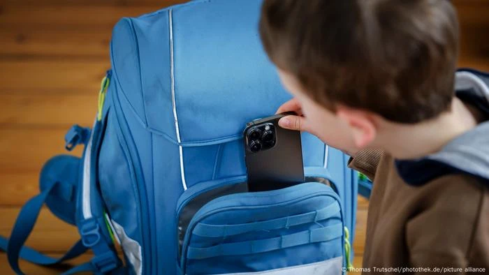 Alemanha avalia banir celulares nas escolas