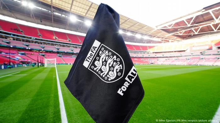 Federação inglesa vai barrar mulheres trans no futebol feminino