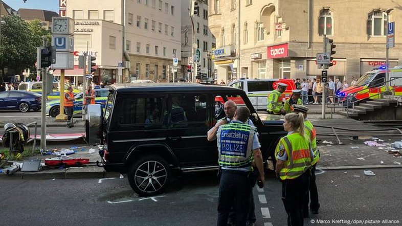Veículo atinge pessoas no centro de Stuttgart