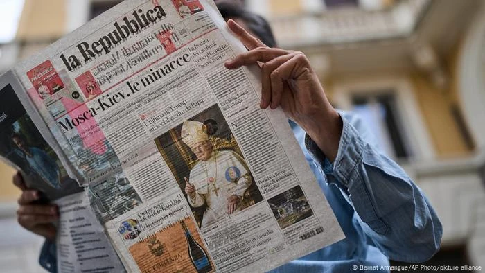 Trump irrita católicos ao divulgar foto caracterizado como papa