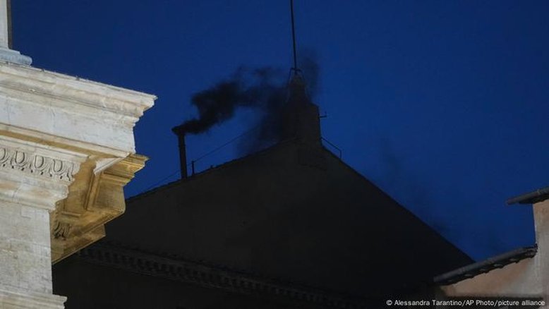 Fumaça preta encerra 1º dia do conclave no Vaticano