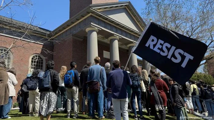 Juiz cassa ordem de Trump que vetava estrangeiros em Harvard