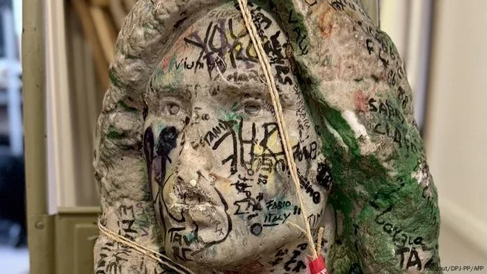 Polícia francesa encontra por acaso busto roubado de Jim Morrison