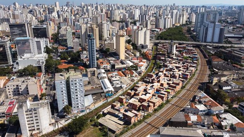 Fim da última favela no centro de SP vira disputa eleitoral