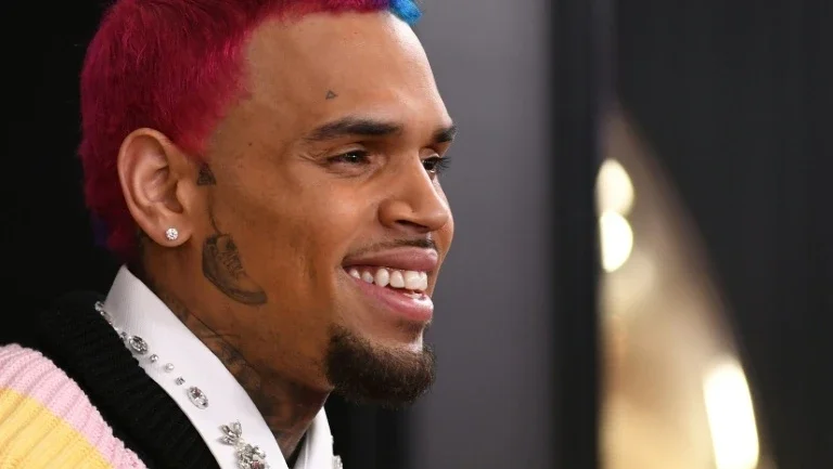 Cantor Chris Brown é detido por suposta agressão em boate