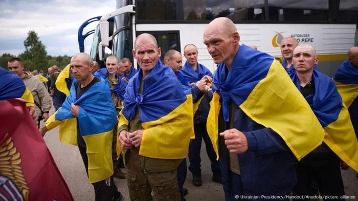 Ucrânia e Rússia trocam centenas de prisioneiros de guerra