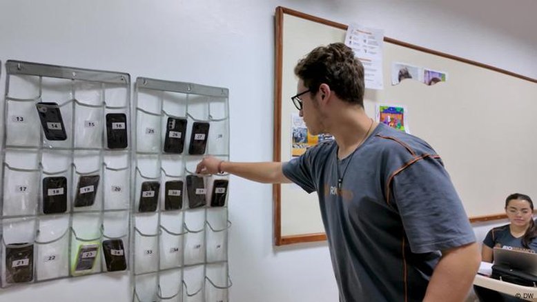 Escolas sem celulares: menos conflitos e mais interação