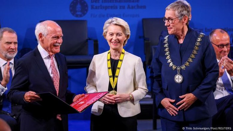Von der Leyen recebe prêmio Carlos Magno por manter UE unida
