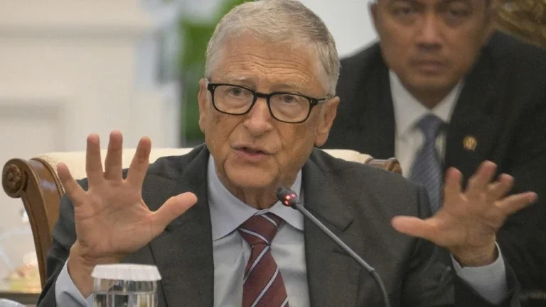 Bill Gates acelera doação de sua fortuna e critica cortes de ajuda dos EUA