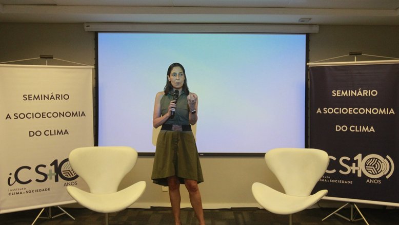 A diretora executiva do Instituto Clima e Sociedade (ICS), Maria Netto, durante palestra no Rio de Janeiro