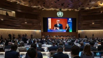 O diretor-geral da Organização Mundial da Saúde (OMS), Tedros Adhanom Ghebreyesus, é visto em uma tela apresentando seu relatório aos delegados durante a Assembleia Mundial da Saúde em Genebra