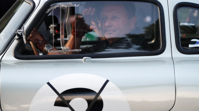 O alemão Jochen Mass senta-se no cockpit de sua Mercedes na largada da corrida histórica de resistência "Mille Miglia", para carros clássicos e antigos, em Brescia, Itália, quinta-feira, 15 de maio de 2014