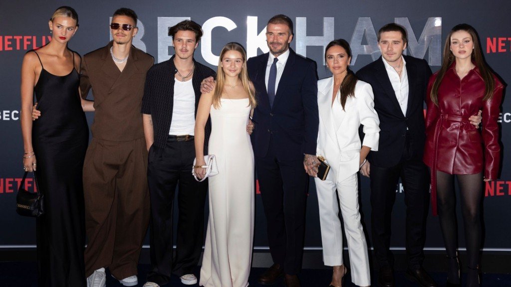 Mia Regan, Romeo Beckham, Cruz Beckham, Harper Beckham, David Beckham, Victoria Beckham, Brooklyn Beckham e Nicola Peltz Beckham posam para fotógrafos na première da série "Beckham" em 3 de outubro de 2023 em Londres, Inglaterra