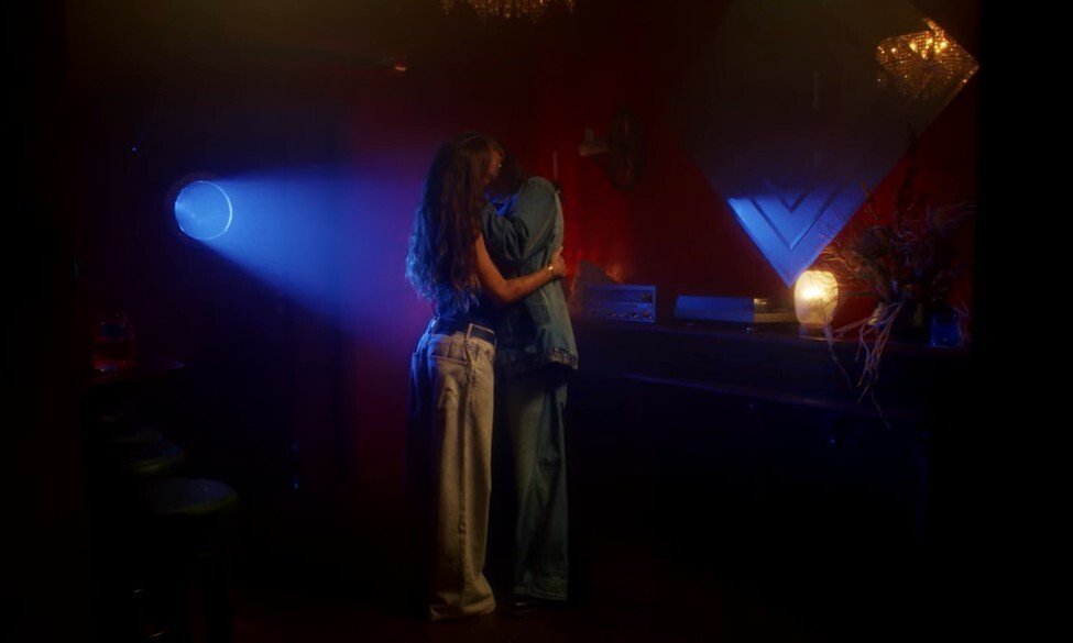 Vitor Kley e Bianca Andrade surgem como casal em clipe e web elogia: 'E esse beijão?' 3 Vitor Kley e Bianca Andrade surgem como casal em clipe e web elogia: 'E esse beijão?'