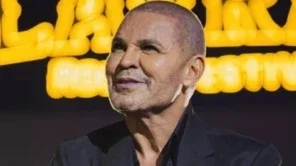 Eduardo Costa raspa o cabelo
