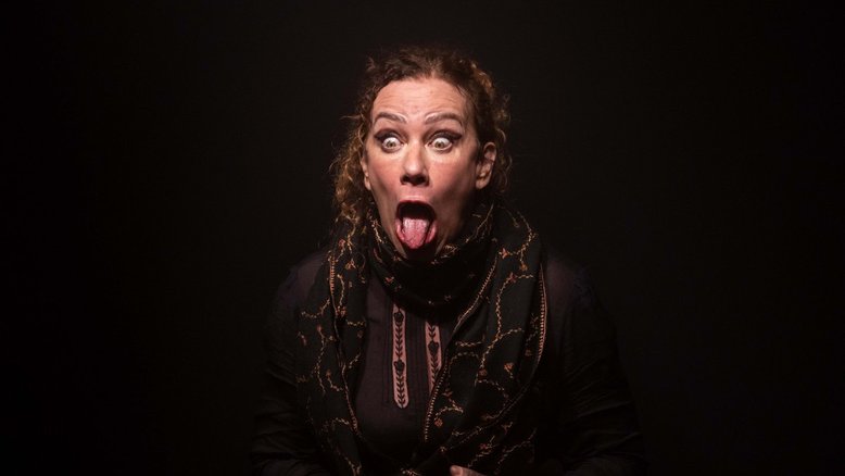 Ester Laccava em cena do monólogo 'Ossada'