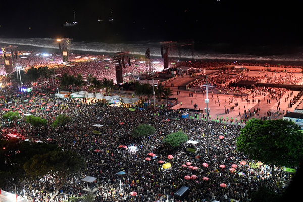 Lady Gaga reúne 2,1 milhões de pessoas em Copacabana, diz prefeitura; veja fotos 9 Lady Gaga reúne 2,1 milhões de pessoas em Copacabana, diz prefeitura; veja fotos