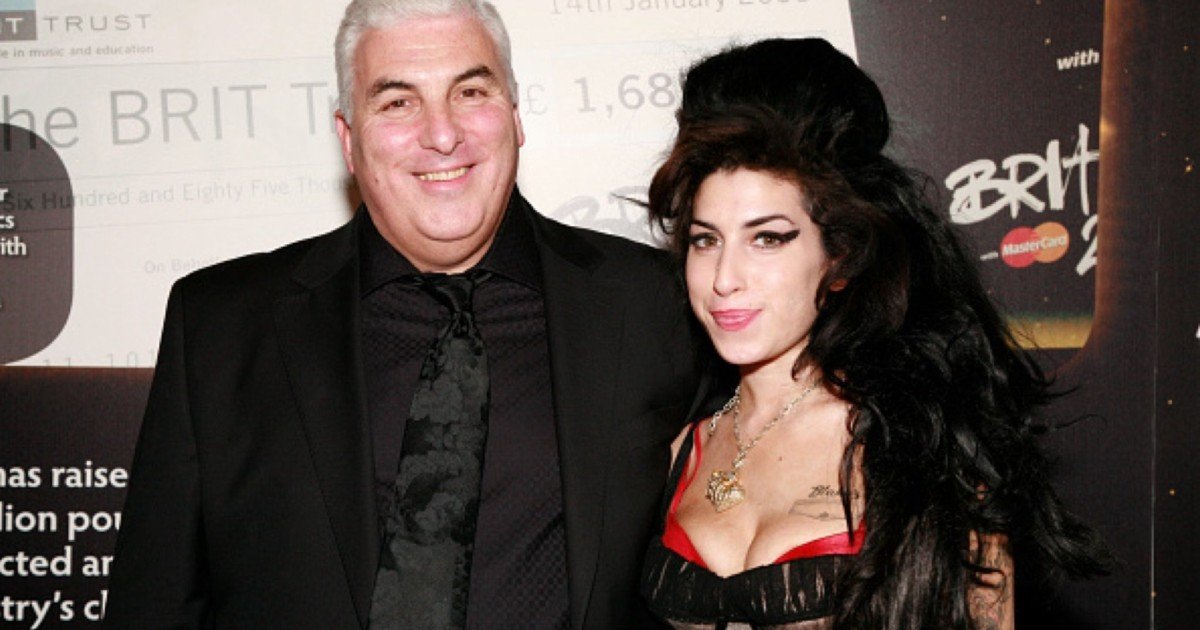 Pai de Amy Winehouse perde ação contra amigas da filha que leiloaram objetos dela