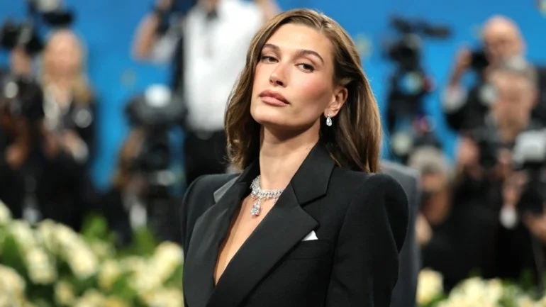 Hailey Bieber marcou presença no MET Gala 2025, realizado nesta segunda-feira, 5 de maio