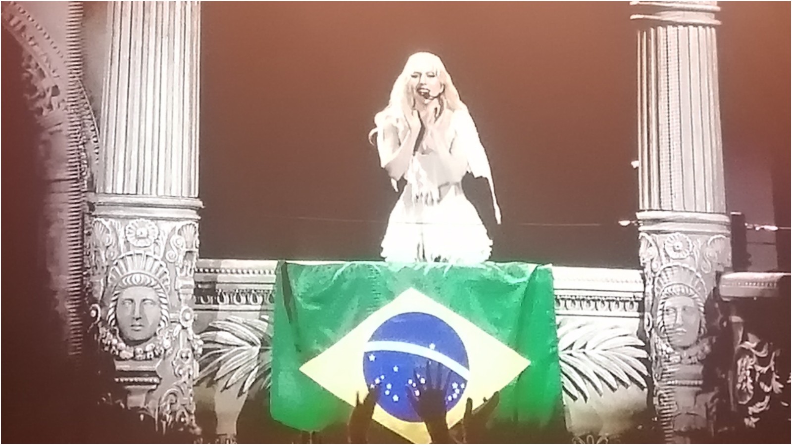 Lady Gaga se emociona durante megashow para 2 milhões de pessoas no Rio de Janeiro 2 Lady Gaga se emociona durante megashow para 2 milhões de pessoas no Rio de Janeiro