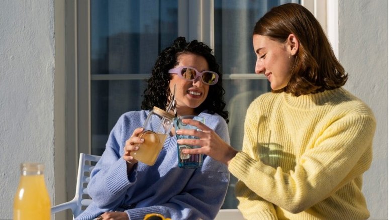 Mulheres tomam bebida sem álcool