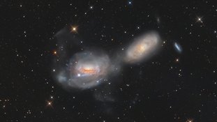 A galáxia espiral NGC 3169 parece estar se desenrolando como um novelo de lã cósmica. Ela fica a cerca de 70 milhões de anos-luz de distância, ao Sul da brilhante Regulus, a estrela Alfa da Constelação de Leão, e em direção à tênue Constelação do Sextante. Braços espirais retorcidos são estendidos em caudas de maré extensas à medida que NGC 3169 (esquerda) e a vizinha NGC 3166 interagem gravitacionalmente, fazendo com que as duas galáxias gradualmente se fundam em uma só. Arcos e plumas estelares alongados são indicações claras das interações gravitacionais em andamento
