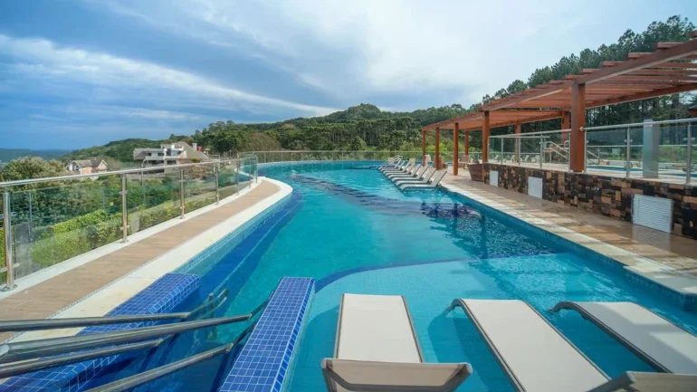 Piscina do resort Golden Laghetto