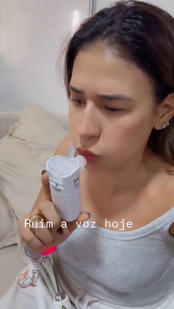 Simone Mendes chora ao realizar show com voz debilitada: 'Não era pra eu estar aqui'