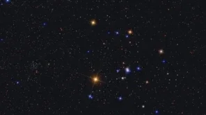 Reconhecidas desde a Antiguidade, as estrelas do aglomerado das Híades formam a cabeça da Constelação de Touro. Sua forma em “V” é ancorada por Aldebarã, o olho do Touro, que é a estrela mais brilhante da constelação. De aparência amarelada, a gigante vermelha Aldebarã não é um membro do aglomerado das Híades. O aglomerado das Híades está a 151 anos-luz de distância, enquanto Aldebarã fica a menos da metade dessa distância. Junto com as coloridas estrelas das Híades, este retrato estelar localiza Aldebarã logo abaixo do centro, bem como outro aglomerado estelar aberto em Touro, NGC 1647, à esquerda. As estrelas centrais das Híades estão espalhadas por cerca de 15 anos-luz e estima-se que sua formação tenha acontecido há cerca de 800 milhões de anos
