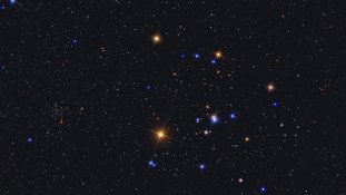 Reconhecidas desde a Antiguidade, as estrelas do aglomerado das Híades formam a cabeça da Constelação de Touro. Sua forma em “V” é ancorada por Aldebarã, o olho do Touro, que é a estrela mais brilhante da constelação. De aparência amarelada, a gigante vermelha Aldebarã não é um membro do aglomerado das Híades. O aglomerado das Híades está a 151 anos-luz de distância, enquanto Aldebarã fica a menos da metade dessa distância. Junto com as coloridas estrelas das Híades, este retrato estelar localiza Aldebarã logo abaixo do centro, bem como outro aglomerado estelar aberto em Touro, NGC 1647, à esquerda. As estrelas centrais das Híades estão espalhadas por cerca de 15 anos-luz e estima-se que sua formação tenha acontecido há cerca de 800 milhões de anos