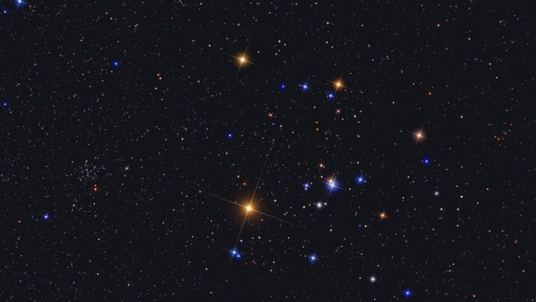 Reconhecidas desde a Antiguidade, as estrelas do aglomerado das Híades formam a cabeça da Constelação de Touro. Sua forma em “V” é ancorada por Aldebarã, o olho do Touro, que é a estrela mais brilhante da constelação. De aparência amarelada, a gigante vermelha Aldebarã não é um membro do aglomerado das Híades. O aglomerado das Híades está a 151 anos-luz de distância, enquanto Aldebarã fica a menos da metade dessa distância. Junto com as coloridas estrelas das Híades, este retrato estelar localiza Aldebarã logo abaixo do centro, bem como outro aglomerado estelar aberto em Touro, NGC 1647, à esquerda. As estrelas centrais das Híades estão espalhadas por cerca de 15 anos-luz e estima-se que sua formação tenha acontecido há cerca de 800 milhões de anos