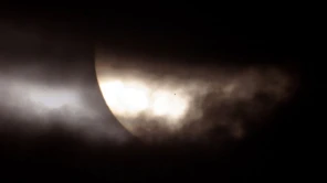 O que é aquele ponto no Sol? É Mercúrio. Assim como a aproximação da Lua Nova antes de um eclipse solar, nesta imagem, a fase de Mercúrio tornou-se um crescente cada vez mais fino à medida que o planeta progredia em direção a um alinhamento com o Sol. Posteriormente, o percentual de iluminação de Mercúrio caiu para zero e a mancha escura do planeta cruzou a frente da estrela central do Sistema Solar. A situação poderia tecnicamente ser rotulada como um eclipse anular de Mercúrio, mas com com um anel de fogo solar extraordinariamente grande