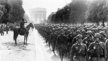 Exército nazista desfila em Paris durante a Segunda Guerra