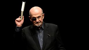 Escritor Salman Rushdie está 'satisfeito' com sentença de 25 anos de prisão para seu agressor