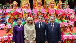 Macron desmente 'briga' viral com esposa: 'Estávamos brincando'