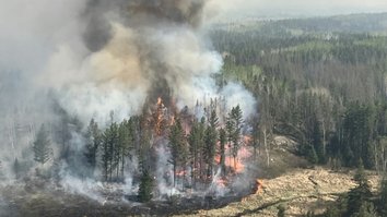 Incêndio obriga retirada de mais de 17 mil pessoas em província do Canadá