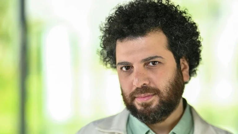 Para o cineasta iraniano Saeed Roustaee, o hijab é o preço a pagar para filmar no Irã